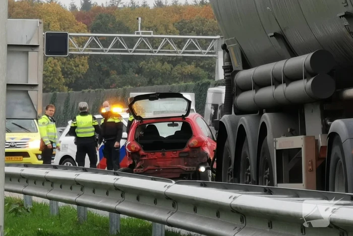 Voertuig in vangrail na ongeval