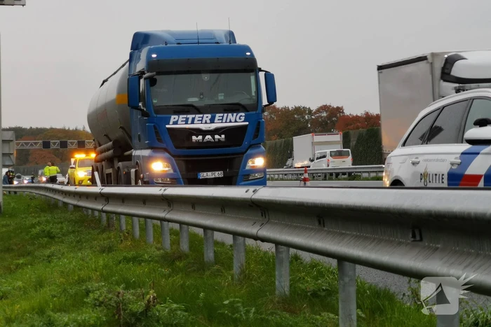 Voertuig in vangrail na ongeval