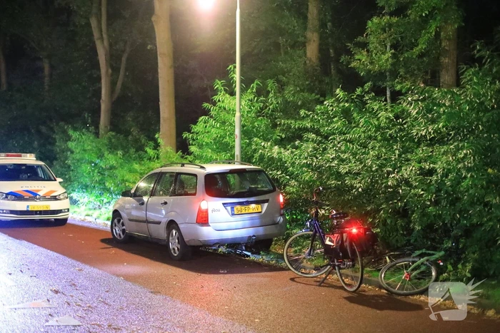 Fietsers wijken uit en knallen tegen auto