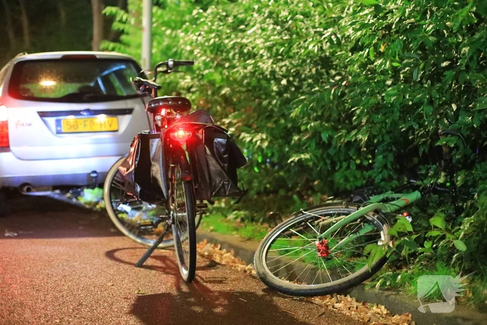 Fietsers wijken uit en knallen tegen auto