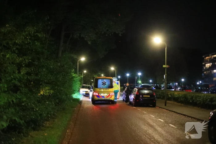 Fietsers wijken uit en knallen tegen auto
