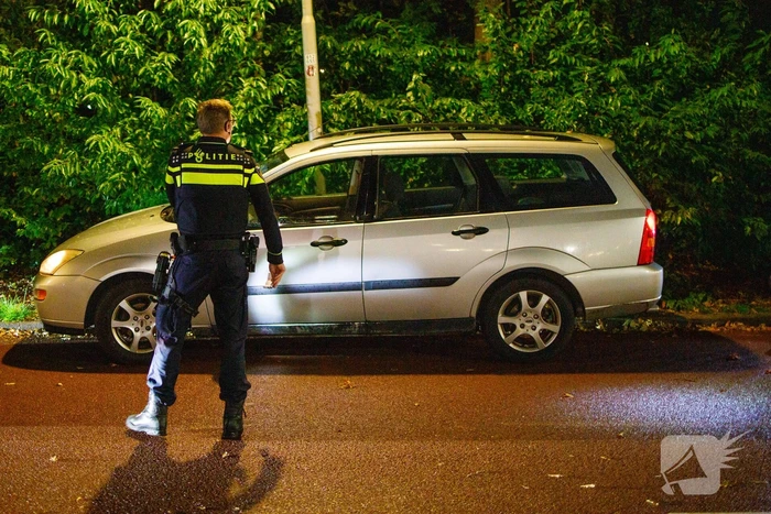 Fietsers wijken uit en knallen tegen auto