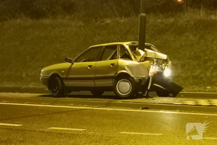 Auto raakt in slip en rijdt tegen een paal