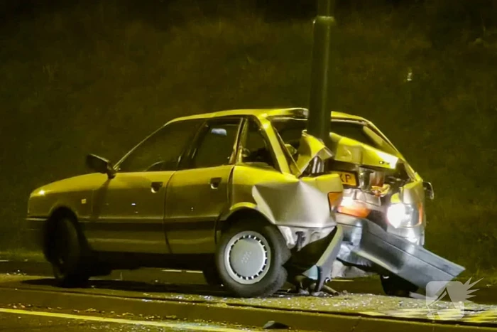 Auto raakt in slip en rijdt tegen een paal