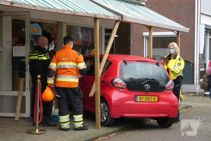 Ravage nadat auto winkel binnen rijdt
