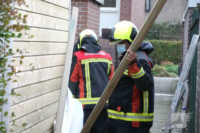 Partytent dreigt weg te vliegen door harde wind