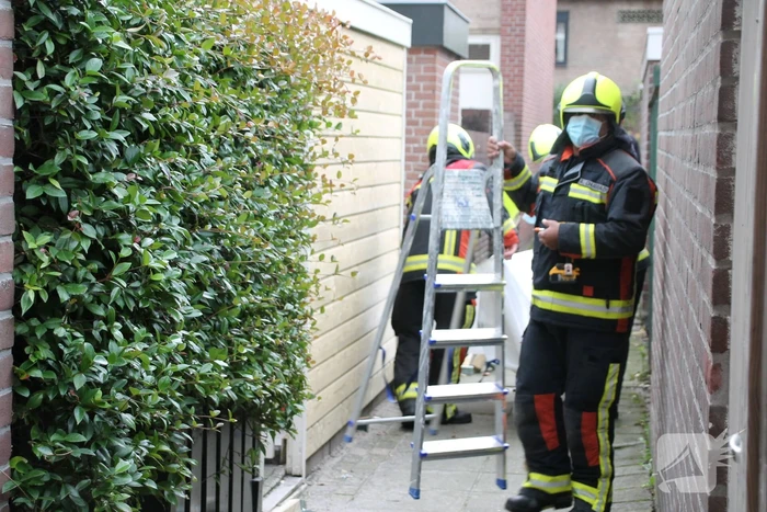 Partytent dreigt weg te vliegen door harde wind