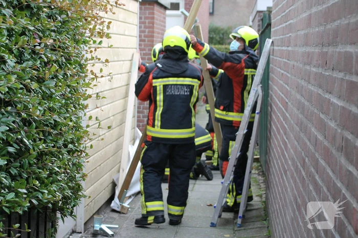 Partytent dreigt weg te vliegen door harde wind
