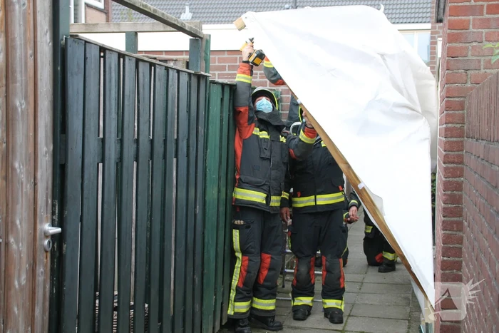Partytent dreigt weg te vliegen door harde wind