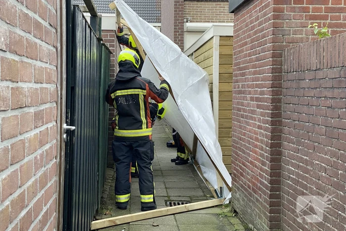 Partytent dreigt weg te vliegen door harde wind