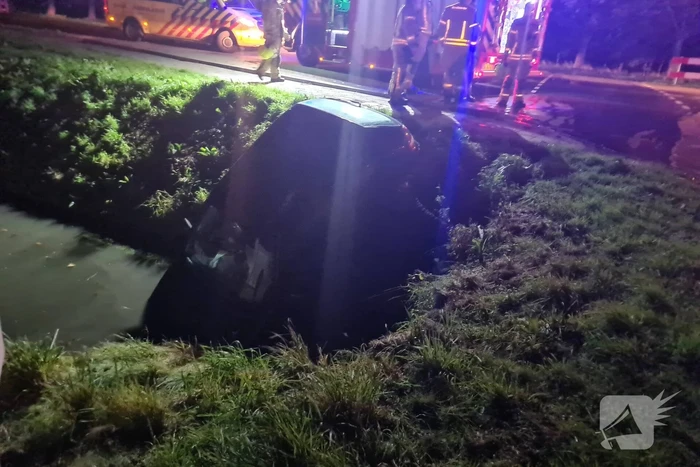Auto raakt te water, inzittende gevlucht