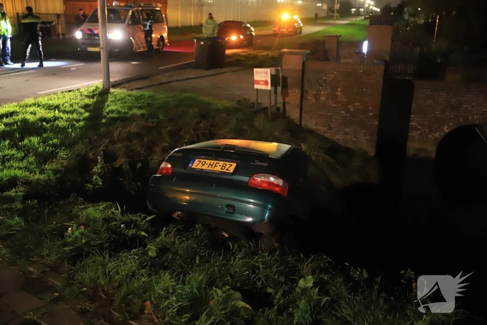 Auto raakt te water, inzittende gevlucht