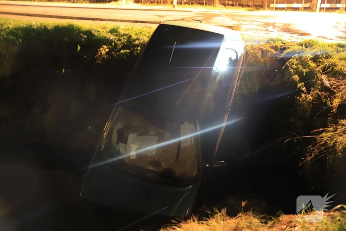 Auto raakt te water, inzittende gevlucht