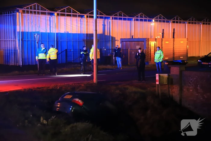 Auto raakt te water, inzittende gevlucht