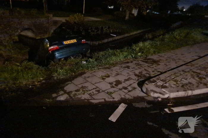 Auto raakt te water, inzittende gevlucht