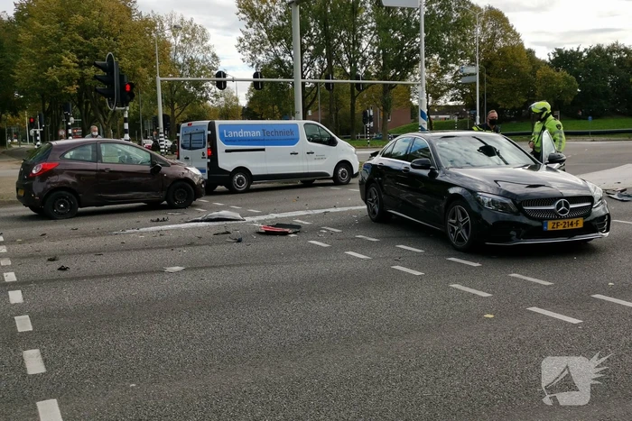 Flinke schade door botsing tussen twee voertuigen en vrachtwagen