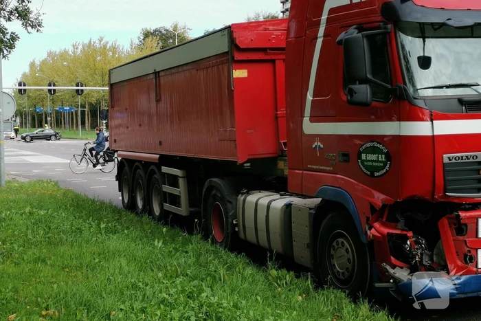 Flinke schade door botsing tussen twee voertuigen en vrachtwagen