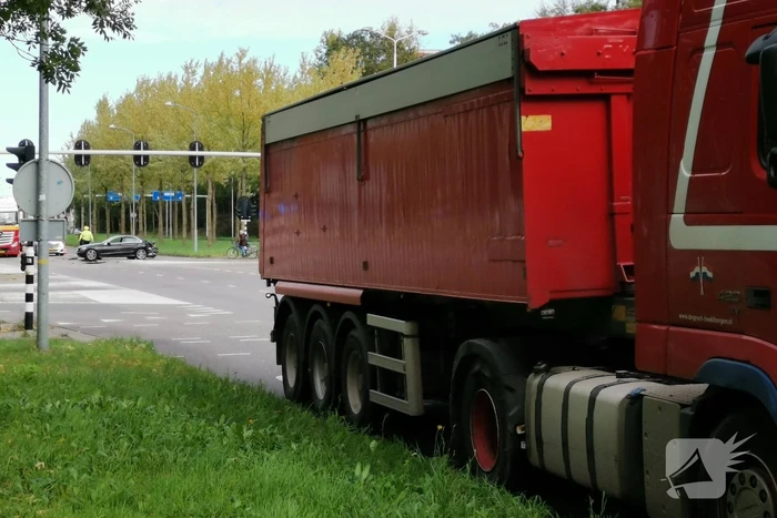 Flinke schade door botsing tussen twee voertuigen en vrachtwagen