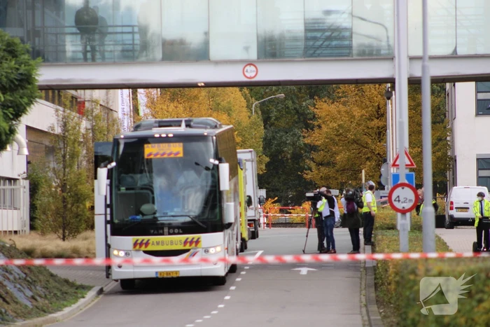 Zes coronapatiënt uit Rotterdam opgehaald met ambulancebus