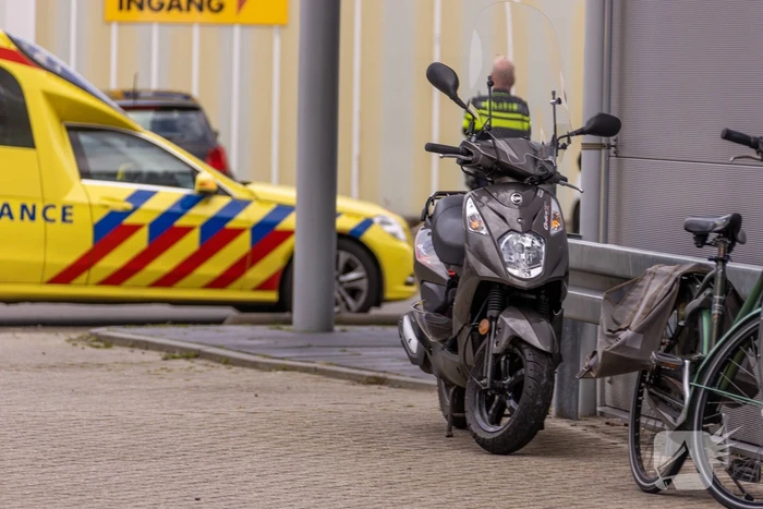 Brommerrijdster gewond na botsing met auto