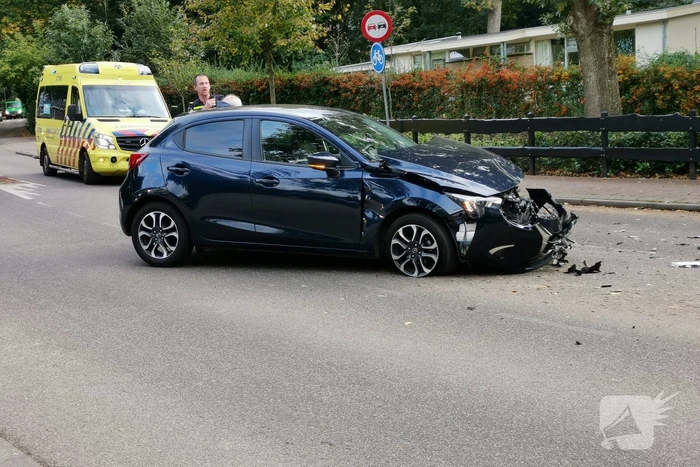 Forse schade na aanrijding tussen twee auto's