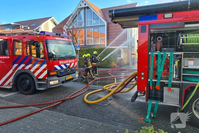 Grote brand in dak van woning