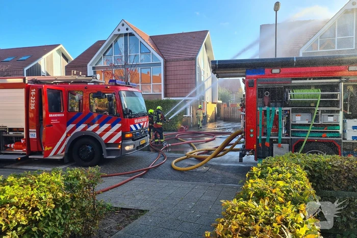 Grote brand in dak van woning