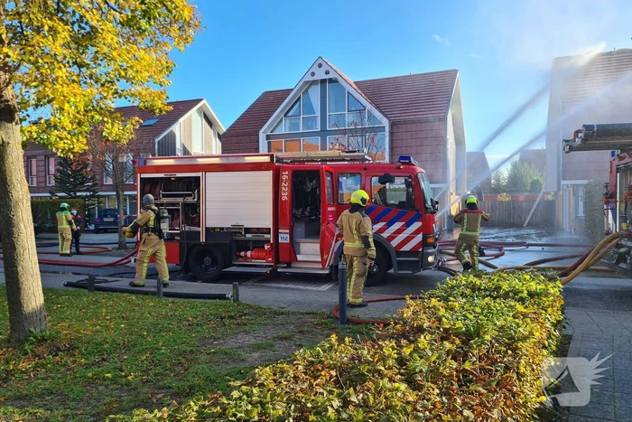 Grote brand in dak van woning