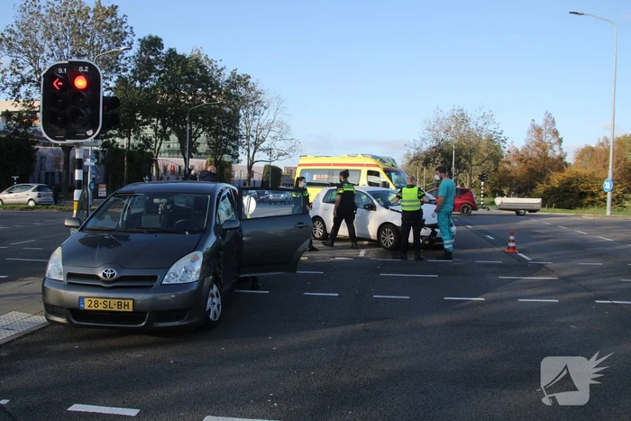 Twee personenvoertuigen betrokken bij botsing