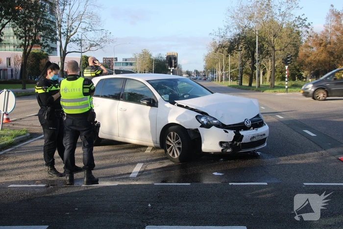Twee personenvoertuigen betrokken bij botsing