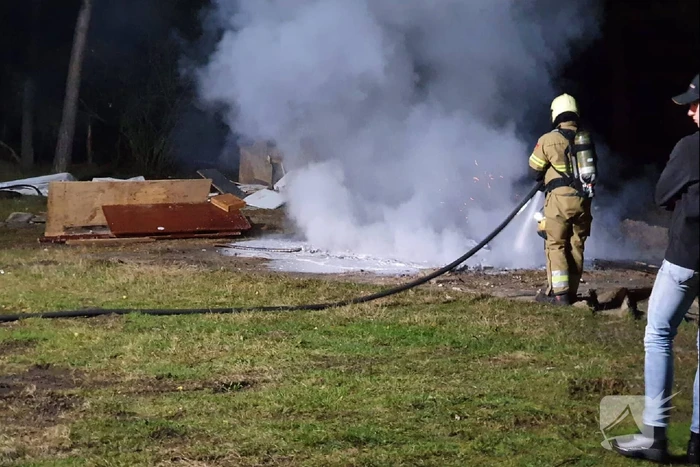 Berg rommel in de brand gestoken