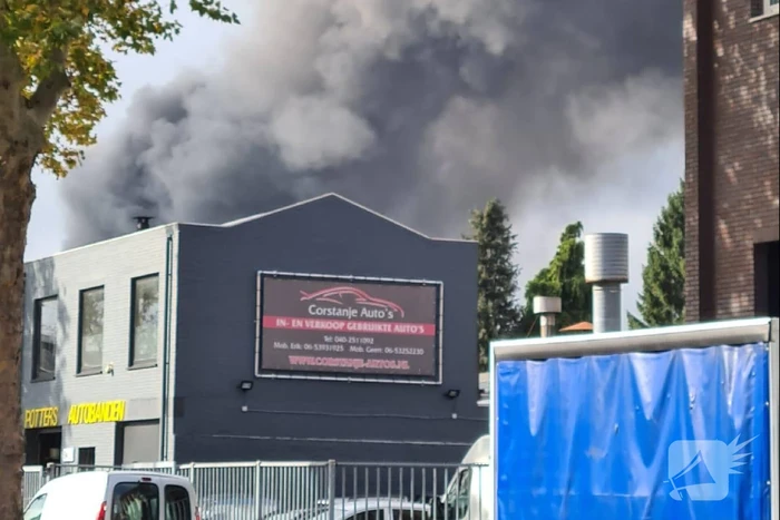 Dikke rookwolken boven industrieterrein bij brand in pand Sims Lifecycle Services