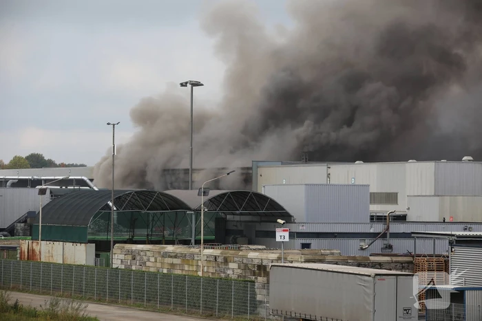 Dikke rookwolken boven industrieterrein bij brand in pand Sims Lifecycle Services