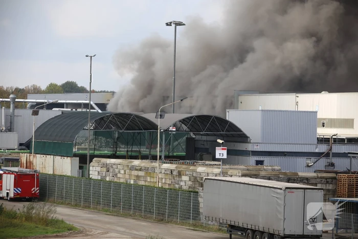 Dikke rookwolken boven industrieterrein bij brand in pand Sims Lifecycle Services