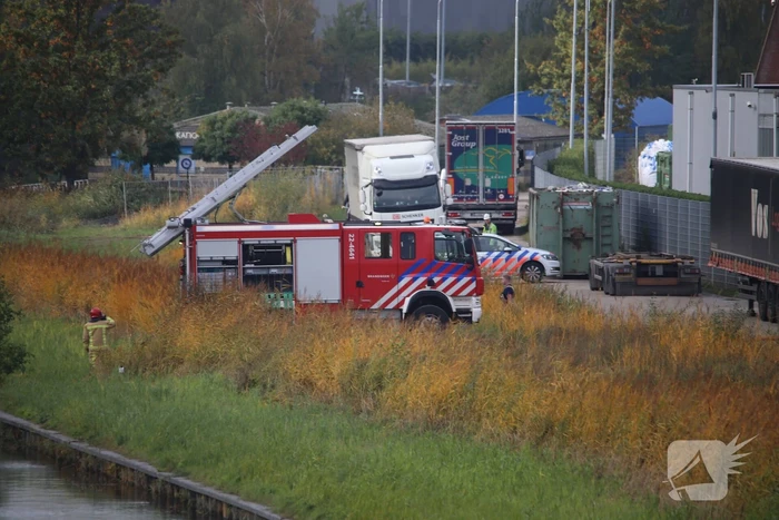 Dikke rookwolken boven industrieterrein bij brand in pand Sims Lifecycle Services