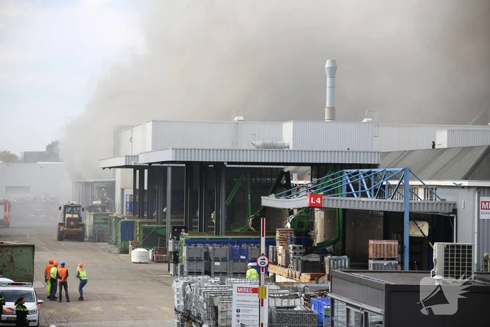 Dikke rookwolken boven industrieterrein bij brand in pand Sims Lifecycle Services