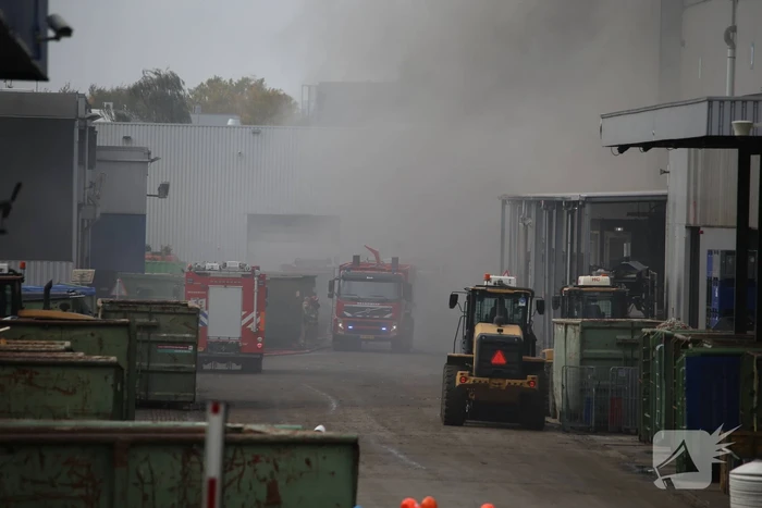 Dikke rookwolken boven industrieterrein bij brand in pand Sims Lifecycle Services