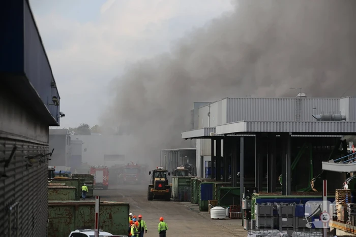 Dikke rookwolken boven industrieterrein bij brand in pand Sims Lifecycle Services