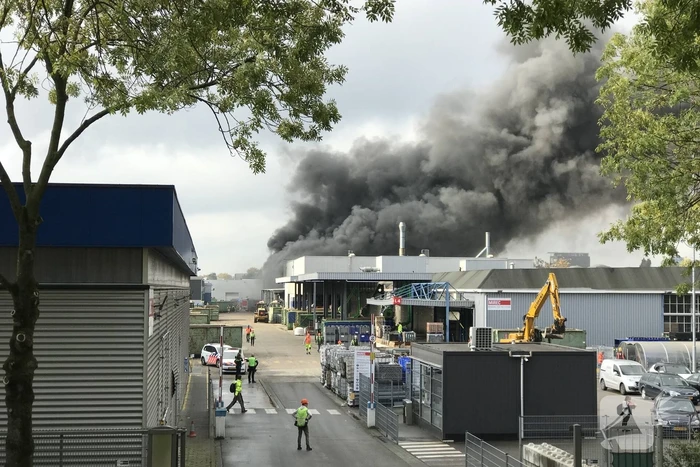 Dikke rookwolken boven industrieterrein bij brand in pand Sims Lifecycle Services