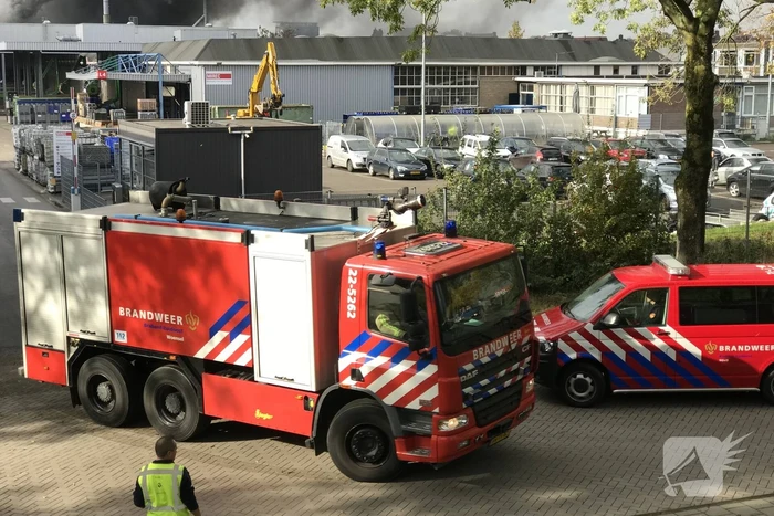 Dikke rookwolken boven industrieterrein bij brand in pand Sims Lifecycle Services