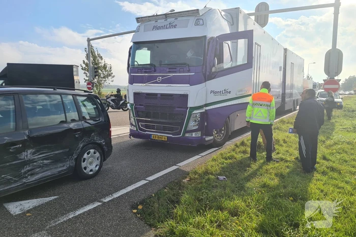 Botsing tussen personenauto en vrachtwagen