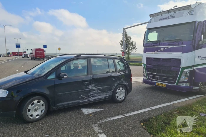 Botsing tussen personenauto en vrachtwagen