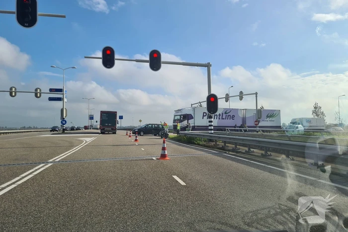 Botsing tussen personenauto en vrachtwagen