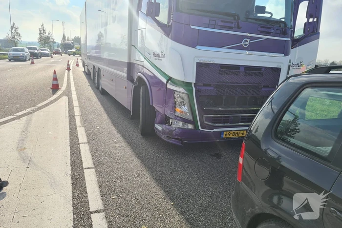 Botsing tussen personenauto en vrachtwagen