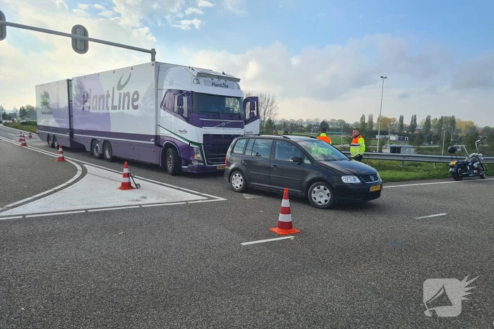 Botsing tussen personenauto en vrachtwagen