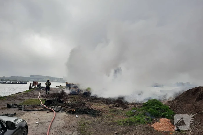 Brandweer blust brand in container