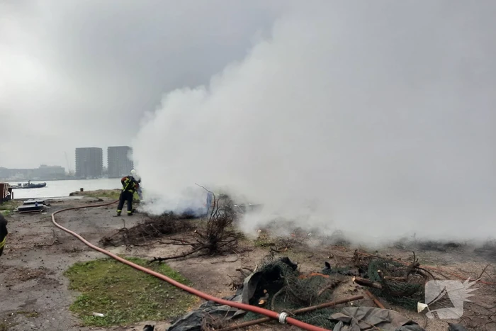 Brandweer blust brand in container