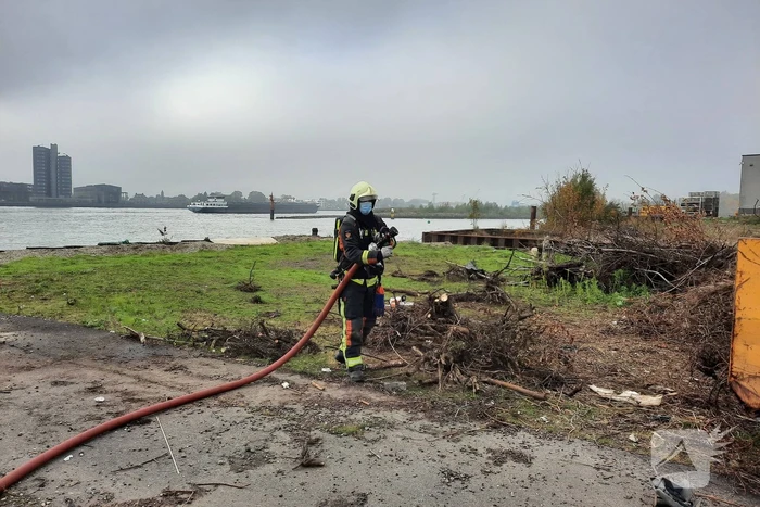 Brandweer blust brand in container