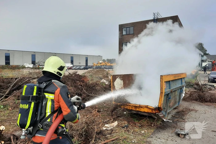Brandweer blust brand in container