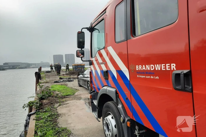 Brandweer blust brand in container